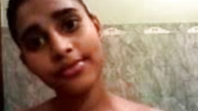 Tanned हिंदी सेक्सी फुल मूवी एचडी में लड़का बिस्तर पर एक सुंदर प्रेमिका गड़बड़