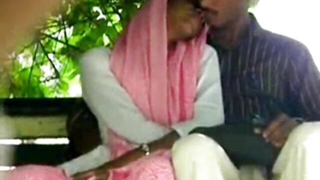 एक आदमी ने अपने सेक्सी पड़ोसी हिंदी बीएफ फुल एचडी मूवी को बहकाया