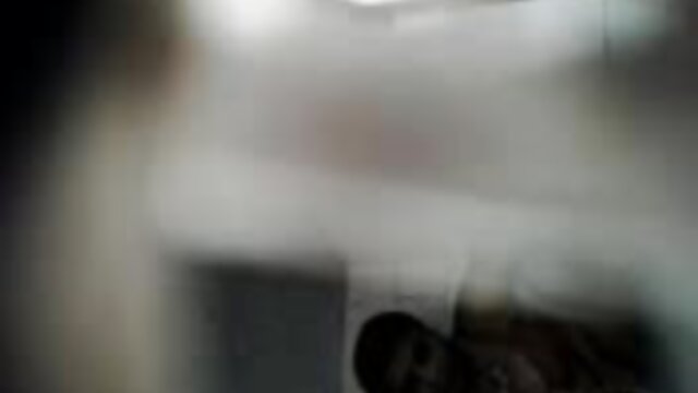 एक अंतरंग मालिश का आनंद ले रही युवा सेक्सी मूवी एचडी हिंदी लड़की