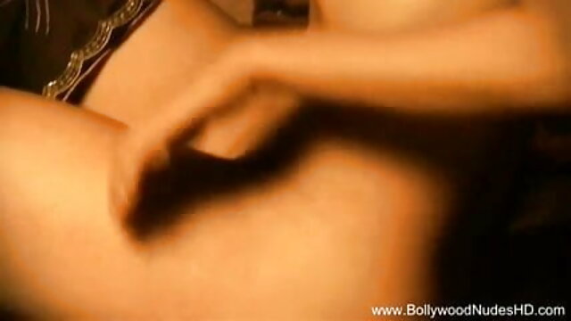 एक आकर्षक फुल एचडी सेक्सी फिल्म श्यामला के साथ भावुक सेक्स